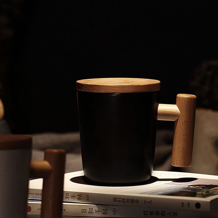 Ceramic cup with wooden lid